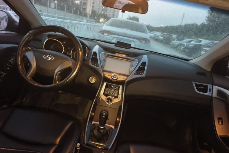 Used Hyundai Elantra (5th Generation / Langdong) 2015 1.6L Manual Leading Model Center Console