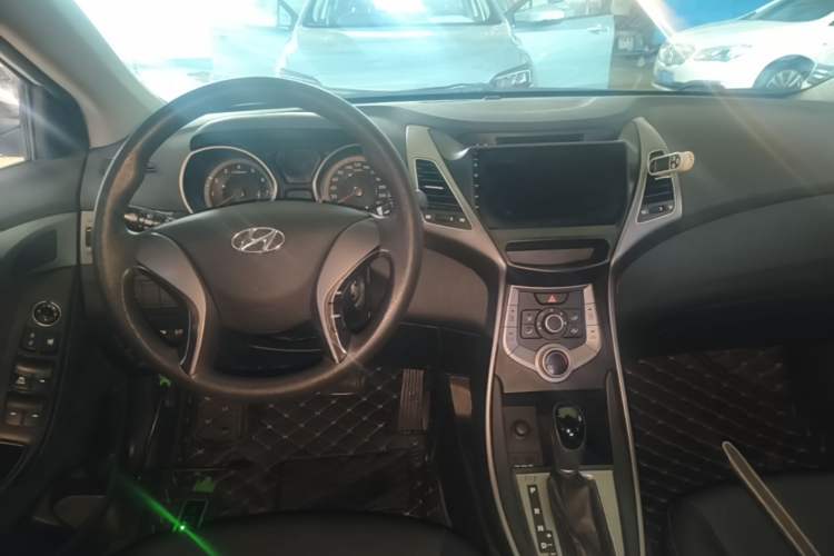 Used Hyundai Elantra (5th Generation / Langdong) 2015 1.6L Automatic Fashion Model Center Console