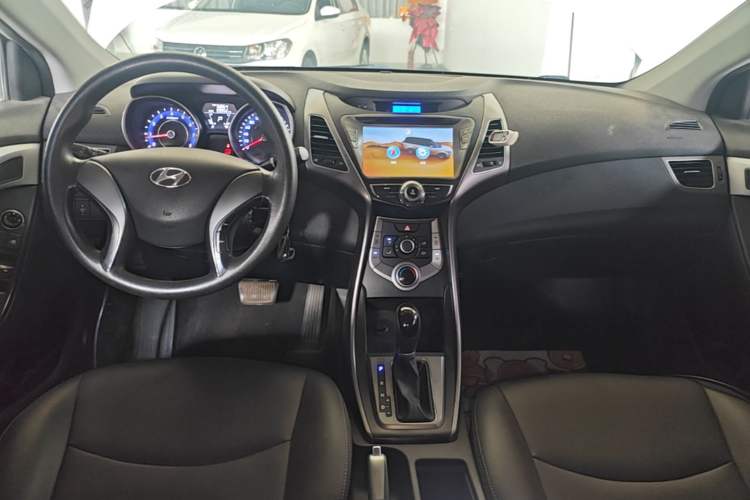 Used Hyundai Elantra (5th Generation / Langdong) 2015 1.6L Automatic Fashion Model Center Console