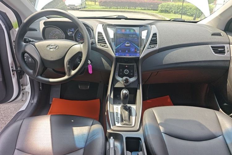 Used Hyundai Elantra (5th Generation / Langdong) 2015 1.6L Automatic Fashion Model Center Console