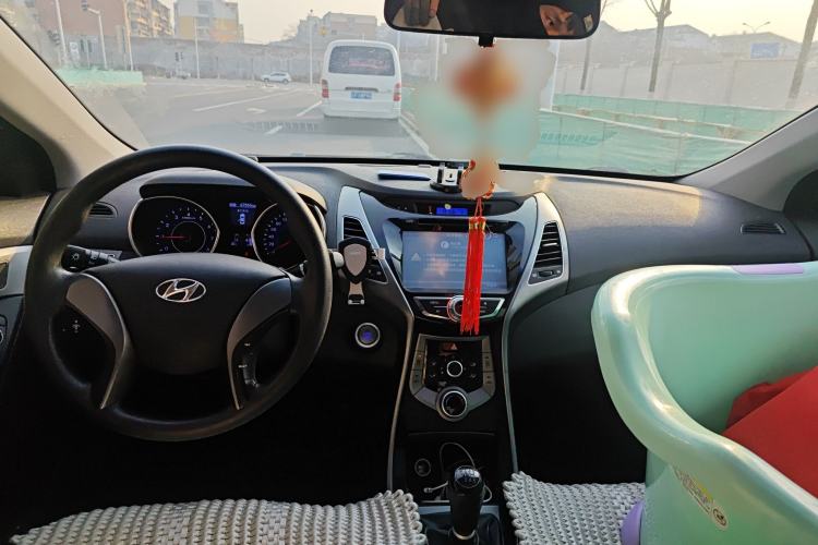 Used Hyundai Elantra (5th Generation / Langdong) 2015 1.6L Manual Leading Model Center Console