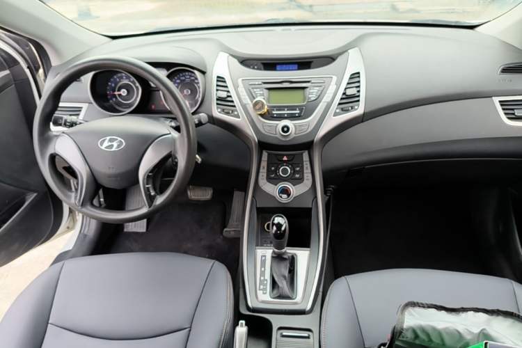 Used Hyundai Elantra (5th Generation / Langdong) 2015 1.6L Automatic Fashion Model Center Console