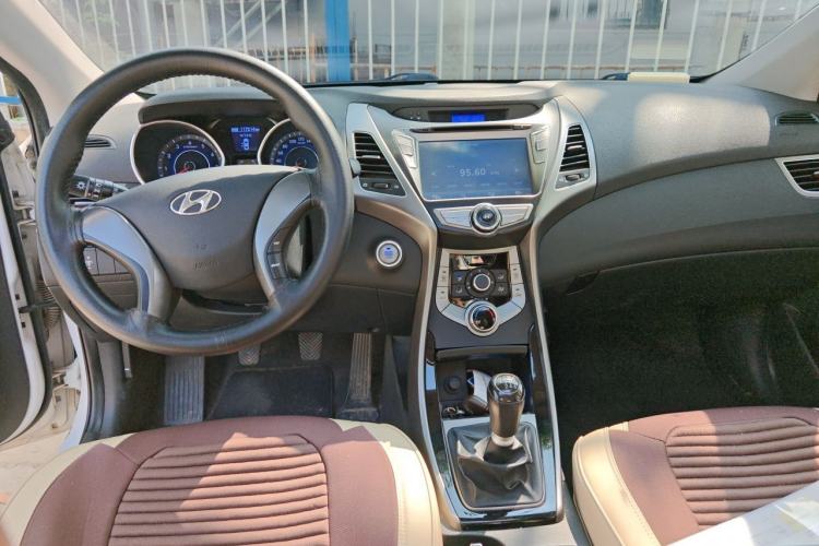 Used Hyundai Elantra (5th Generation / Langdong) 2015 1.6L Manual Leading Model Center Console