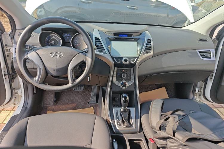 Used Hyundai Elantra (5th Generation / Langdong) 2015 1.6L Automatic Fashion Model Center Console