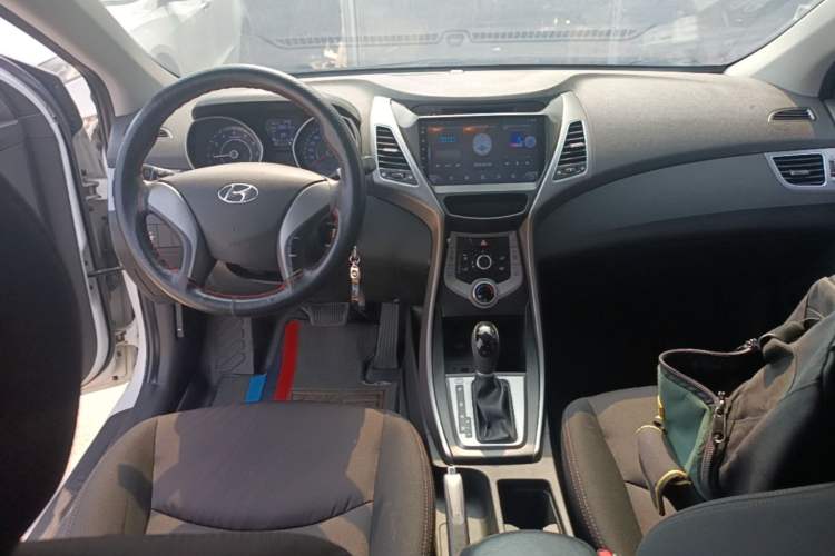 Used Hyundai Elantra (5th Generation / Langdong) 2015 1.6L Automatic Fashion Model Center Console
