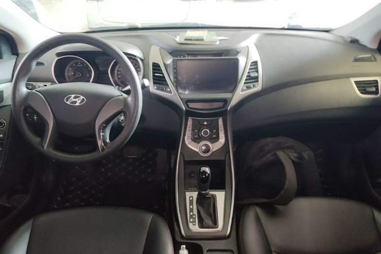 Used Hyundai Elantra (5th Generation / Langdong) 2015 1.6L Automatic Fashion Model Center Console