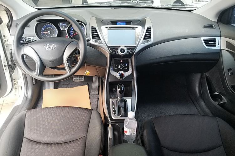 Used Hyundai Elantra (5th Generation / Langdong) 2015 1.6L Automatic Fashion Model Center Console