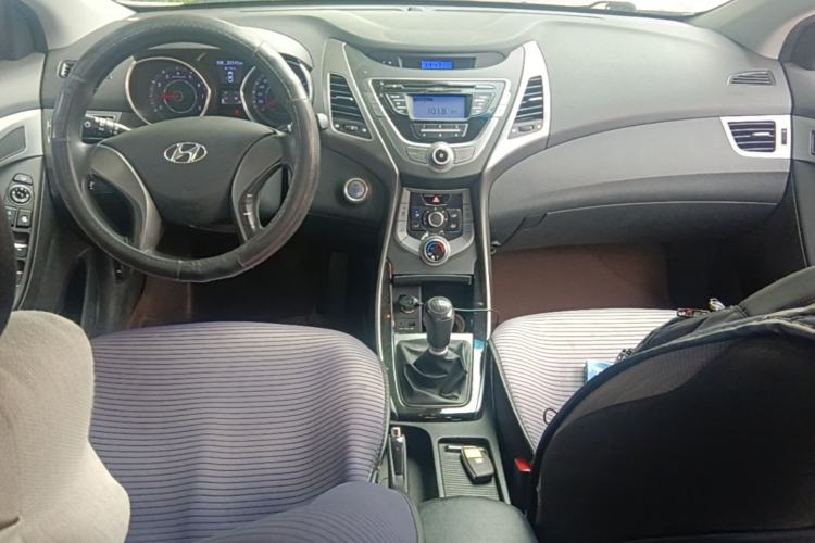 Used Hyundai Elantra (5th Generation / Langdong) 2015 1.6L Manual Leading Model Center Console
