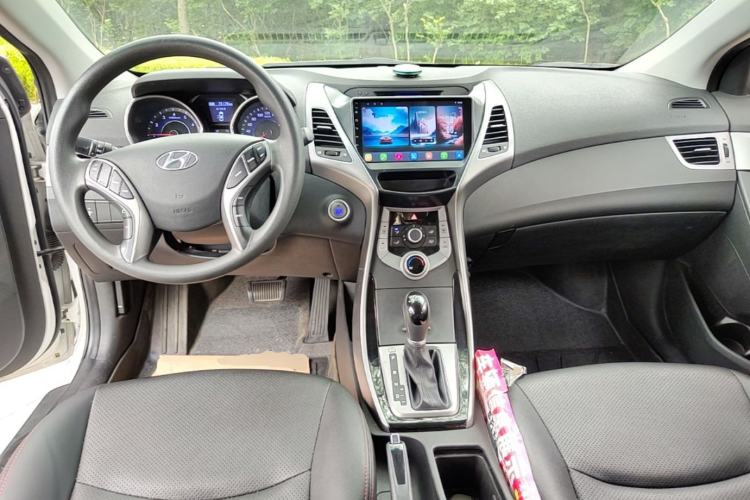 Used Hyundai Elantra (5th Generation / Langdong) 2015 1.6L Automatic Leading Model Center Console