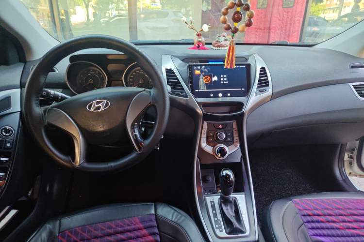 Used Hyundai Elantra (5th Generation / Langdong) 2015 1.6L Automatic Fashion Model Center Console