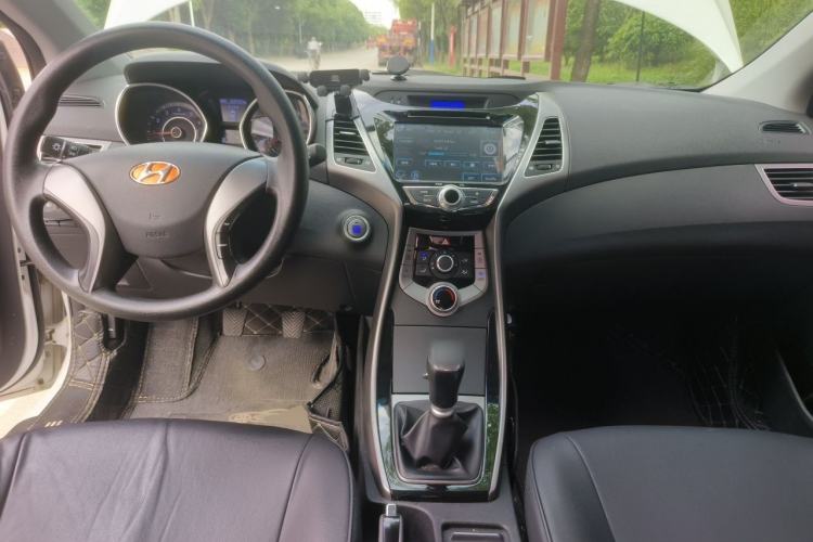 Used Hyundai Elantra (5th Generation / Langdong) 2015 1.6L Manual Leading Model Center Console