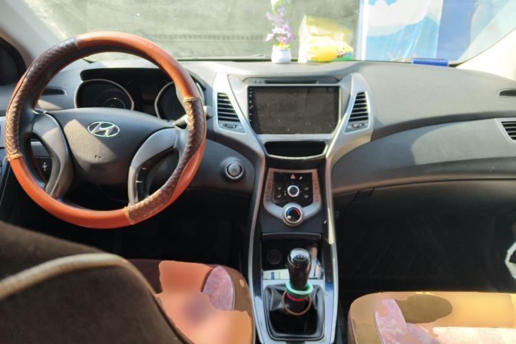 Used Hyundai Elantra (5th Generation / Langdong) 2015 1.6L Manual Leading Model Center Console