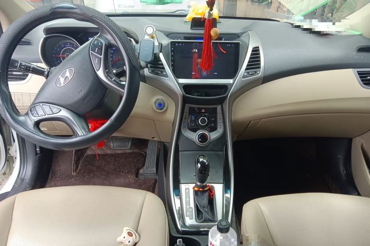 Used Hyundai Elantra (5th Generation / Langdong) 2015 1.6L Automatic Leading Model Center Console