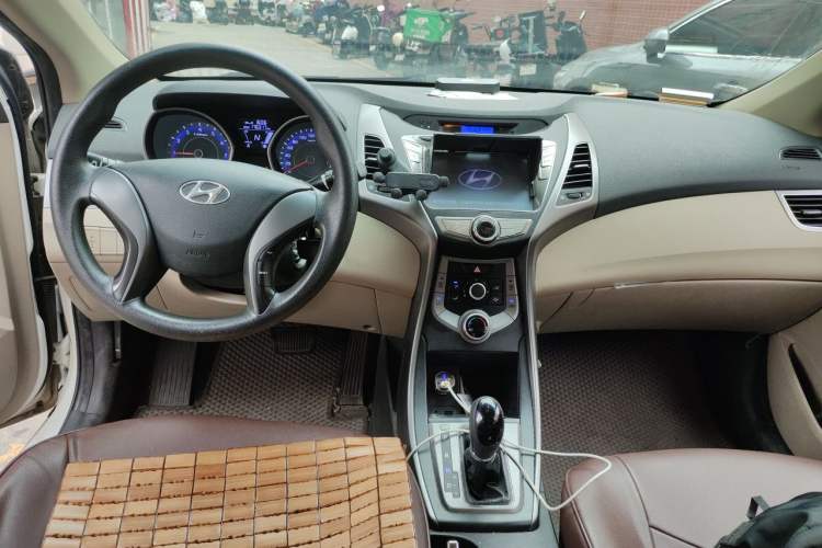 Used Hyundai Elantra (5th Generation / Langdong) 2015 1.6L Automatic Fashion Model Center Console