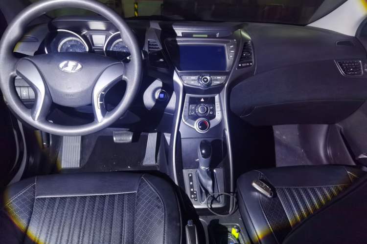 Used Hyundai Elantra (5th Generation / Langdong) 2015 1.6L Automatic Leading Model Center Console