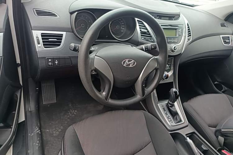 Used Hyundai Elantra (5th Generation / Langdong) 2015 1.6L Automatic Fashion Model Center Console