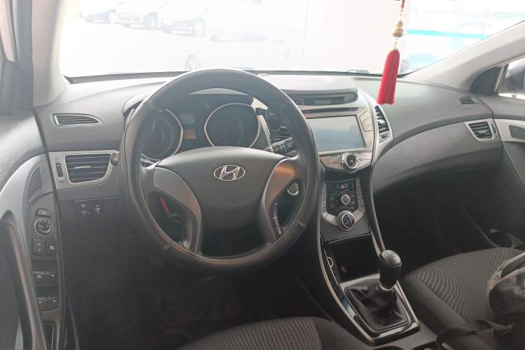 Used Hyundai Elantra (5th Generation / Langdong) 2015 1.6L Manual Leading Model Center Console