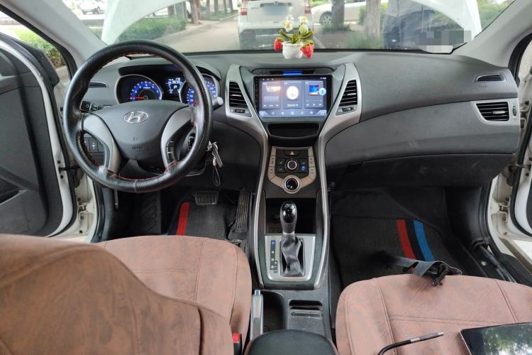 Used Hyundai Elantra (5th Generation / Langdong) 2015 1.6L Automatic Fashion Model Center Console