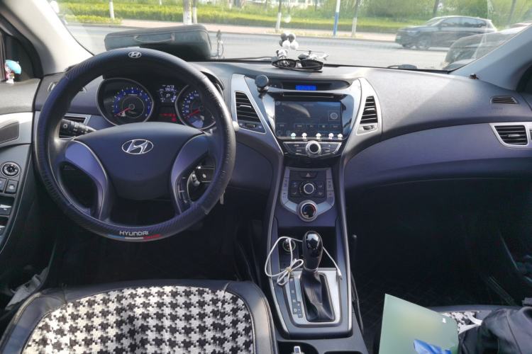 Used Hyundai Elantra (5th Generation / Langdong) 2015 1.6L Automatic Fashion Model Center Console