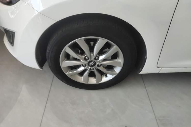 Used Hyundai Elantra (5th Generation / Langdong) 2015 1.6L Automatic Fashion Model Exterior 4