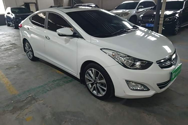 Used Hyundai Elantra (5th Generation / Langdong) 2015 1.6L Automatic Luxury Model Front Right 45 Deg