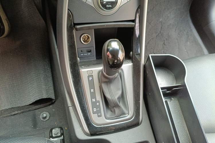 Used Hyundai Elantra (5th Generation / Langdong) 2015 1.6L Automatic Luxury Model Gear Lever