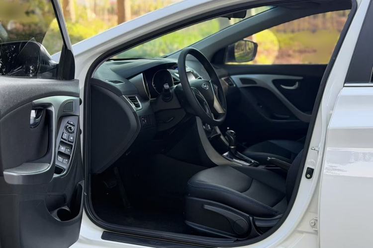 Used Hyundai Elantra (5th Generation / Langdong) 2015 1.6L Automatic Leading Model Interior 1