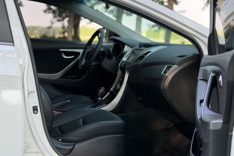 Used Hyundai Elantra (5th Generation / Langdong) 2015 1.6L Automatic Leading Model Interior 2