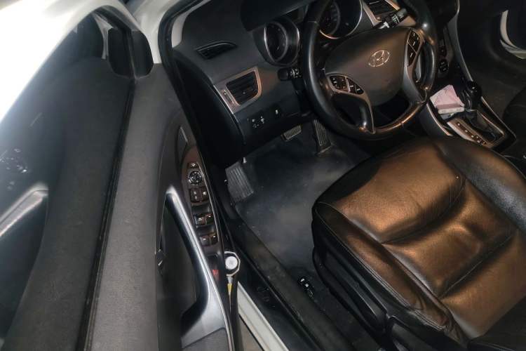 Used Hyundai Elantra (5th Generation / Langdong) 2015 1.6L Automatic Luxury Model Interior 3