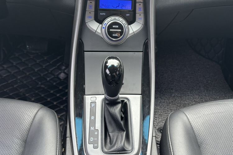 Used Hyundai Elantra (5th Generation / Langdong) 2015 1.6L Automatic Luxury Model Interior 5