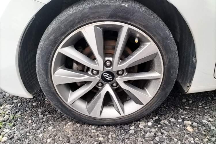 Used Hyundai Elantra (5th Generation / Langdong) 2015 1.6L Automatic Leading Model Left Front Wheel Hub