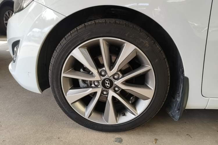 Used Hyundai Elantra (5th Generation / Langdong) 2015 1.6L Automatic Leading Model Left Front Wheel Hub