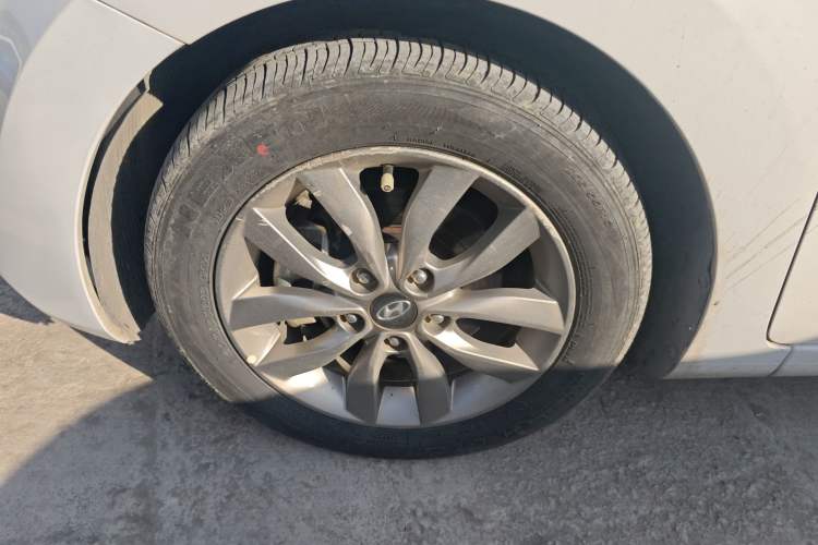 Used Hyundai Elantra (5th Generation / Langdong) 2015 1.6L Automatic Fashion Model Left Front Wheel Hub