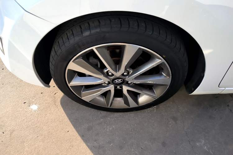 Used Hyundai Elantra (5th Generation / Langdong) 2015 1.6L Automatic Leading Model Left Front Wheel Hub