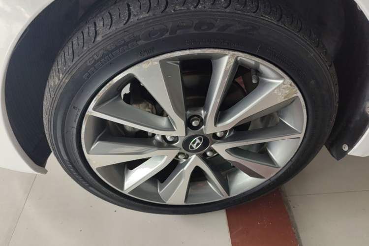 Used Hyundai Elantra (5th Generation / Langdong) 2015 1.6L Automatic Leading Model Left Front Wheel Hub