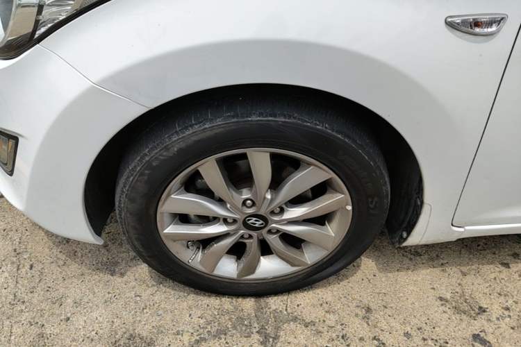 Used Hyundai Elantra (5th Generation / Langdong) 2015 1.6L Automatic Fashion Model Left Front Wheel Hub