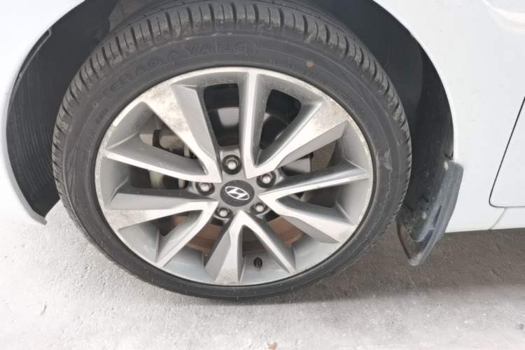 Used Hyundai Elantra (5th Generation / Langdong) 2015 1.6L Automatic Leading Model Left Front Wheel Hub
