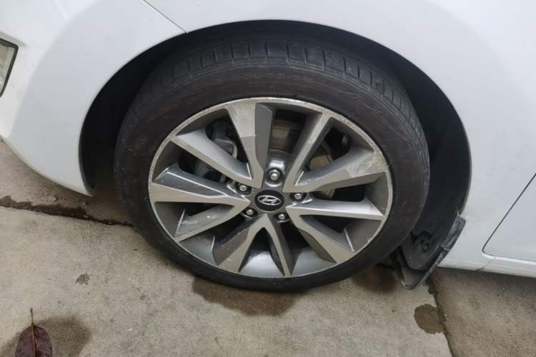 Used Hyundai Elantra (5th Generation / Langdong) 2015 1.6L Automatic Luxury Model Left Front Wheel Hub
