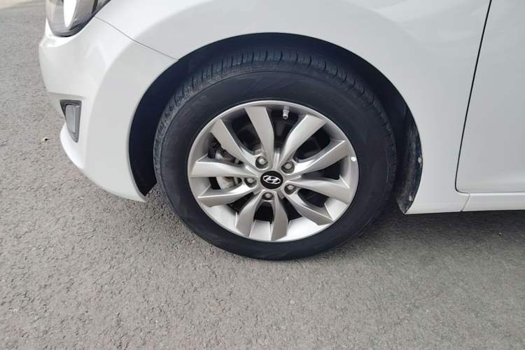 Used Hyundai Elantra (5th Generation / Langdong) 2015 1.6L Automatic Fashion Model Left Front Wheel Hub