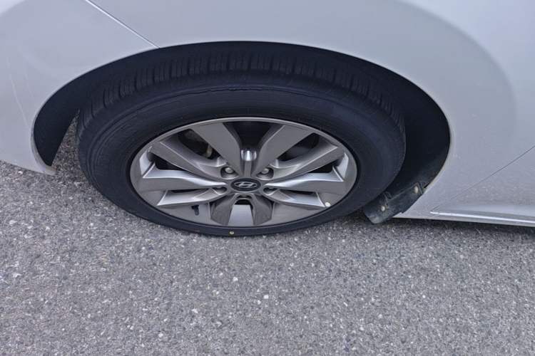 Used Hyundai Elantra (5th Generation / Langdong) 2015 1.6L Automatic Fashion Model Left Front Wheel Hub