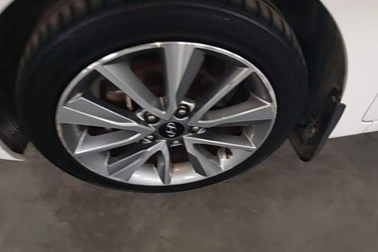 Used Hyundai Elantra (5th Generation / Langdong) 2015 1.6L Automatic Luxury Model Left Front Wheel Hub