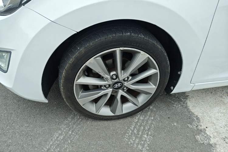 Used Hyundai Elantra (5th Generation / Langdong) 2015 1.6L Automatic Luxury Model Left Front Wheel Hub