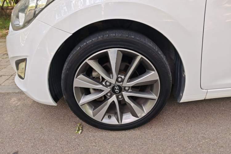 Used Hyundai Elantra (5th Generation / Langdong) 2015 1.6L Automatic Leading Model Left Front Wheel Hub