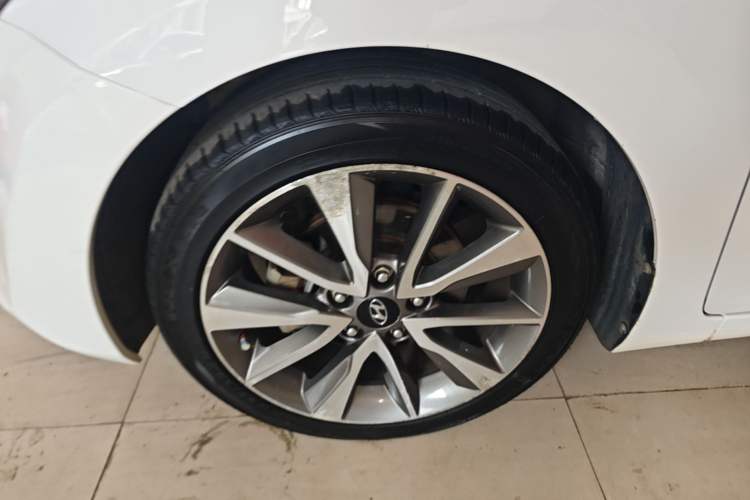 Used Hyundai Elantra (5th Generation / Langdong) 2015 1.6L Automatic Leading Model Left Front Wheel Hub
