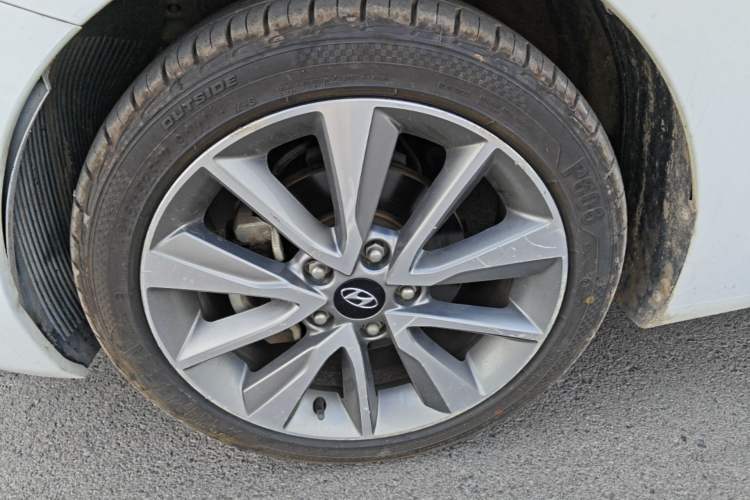 Used Hyundai Elantra (5th Generation / Langdong) 2015 1.6L Automatic Leading Model Left Front Wheel Hub