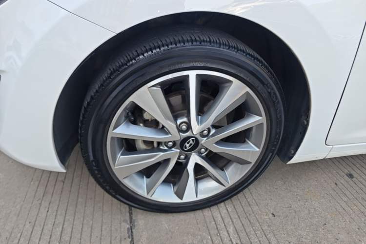 Used Hyundai Elantra (5th Generation / Langdong) 2015 1.6L Automatic Luxury Model Left Front Wheel Hub