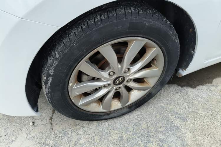 Used Hyundai Elantra (5th Generation / Langdong) 2015 1.6L Automatic Fashion Model Left Front Wheel Hub