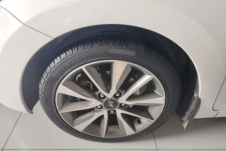 Used Hyundai Elantra (5th Generation / Langdong) 2015 1.6L Automatic Luxury Model Left Front Wheel Hub