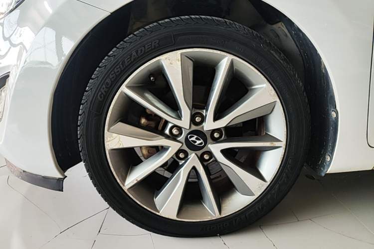 Used Hyundai Elantra (5th Generation / Langdong) 2015 1.6L Automatic Leading Model Left Front Wheel Hub