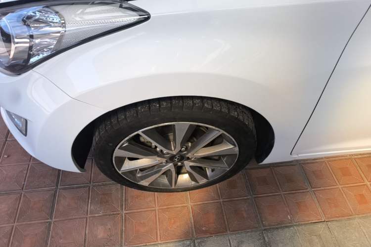 Used Hyundai Elantra (5th Generation / Langdong) 2015 1.6L Automatic Leading Model Left Front Wheel Hub